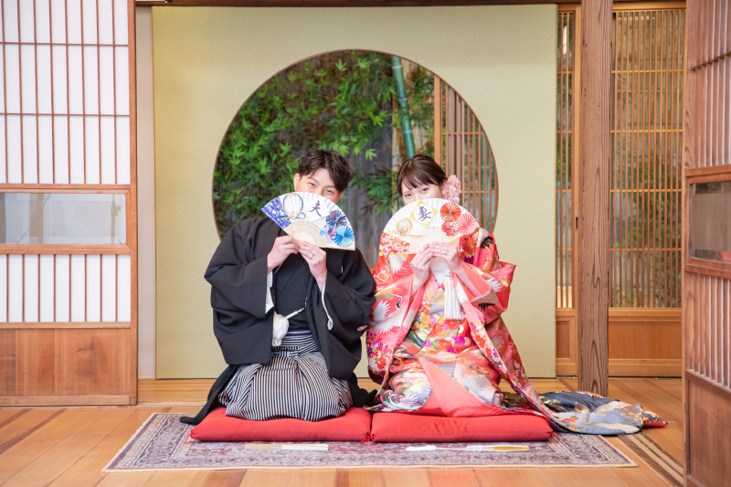 丸窓前のお座りショット！