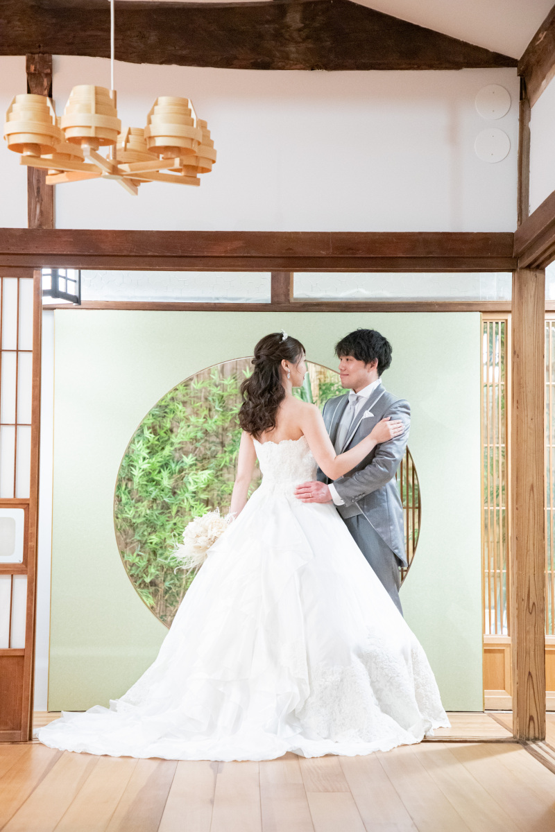 Seren邸丸窓前での洋装撮影