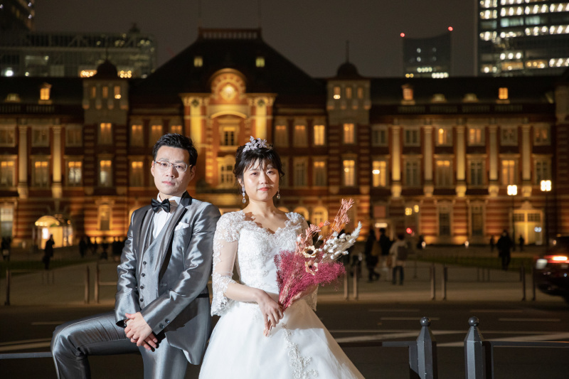 東京駅をバックに。