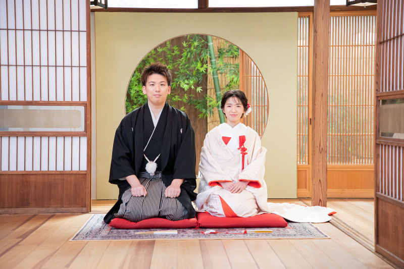 丸窓前お座りショット