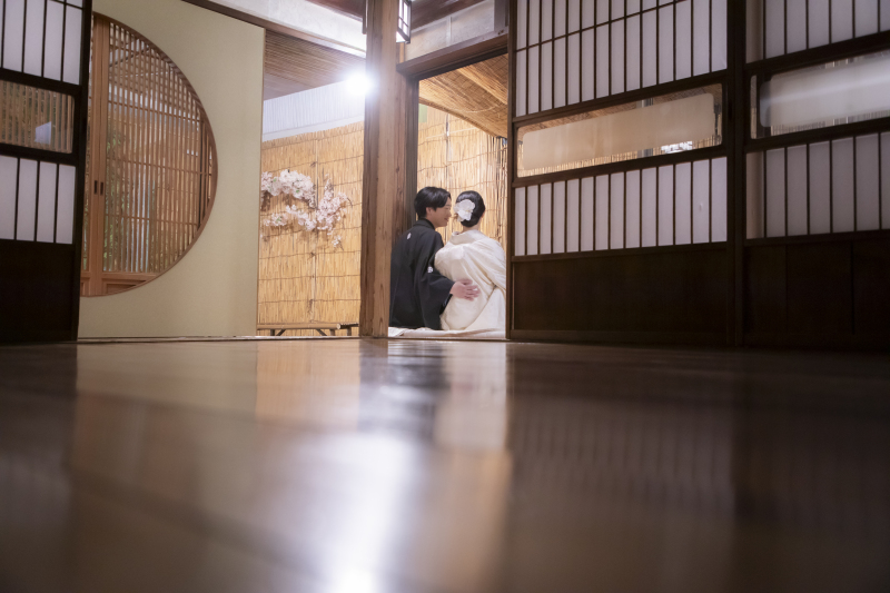 縁側に腰掛けて