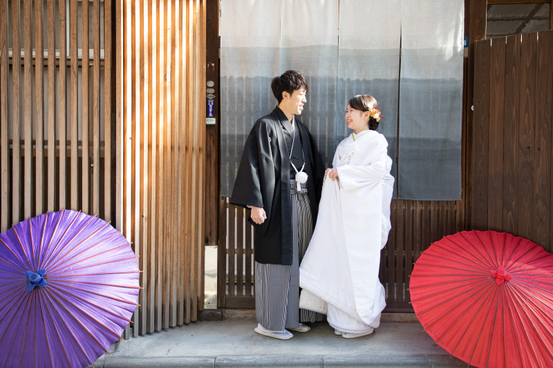 Sereno邸古民家玄関前で。