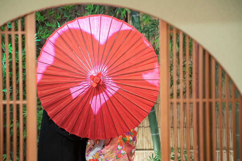 番傘越しの影写真