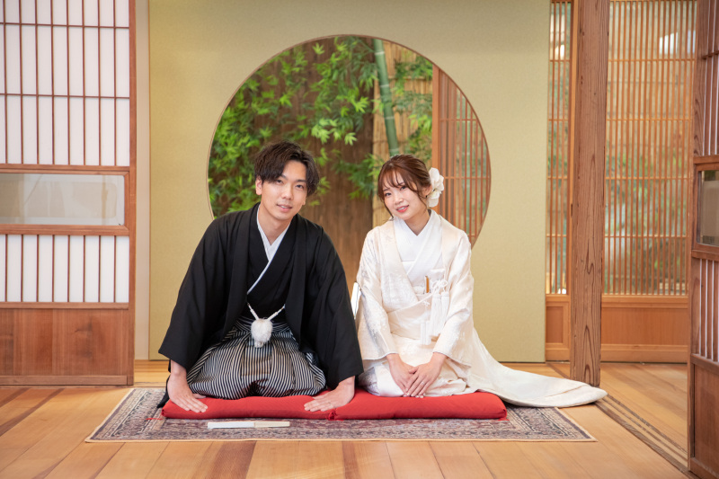 丸窓前にて、お座りショット！