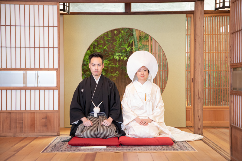 丸窓前でのお座りショット!