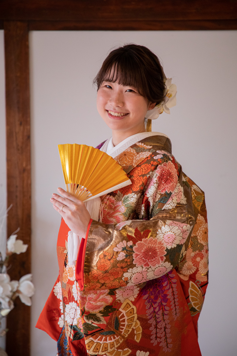 お扇子を持っての半身