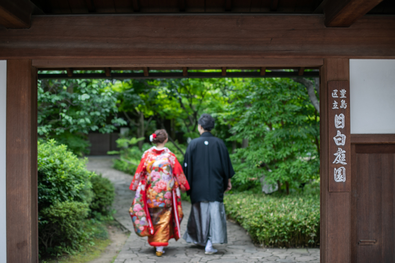 手をつないでの仲良しバックショット