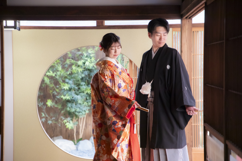 丸窓とご新郎ご新婦様