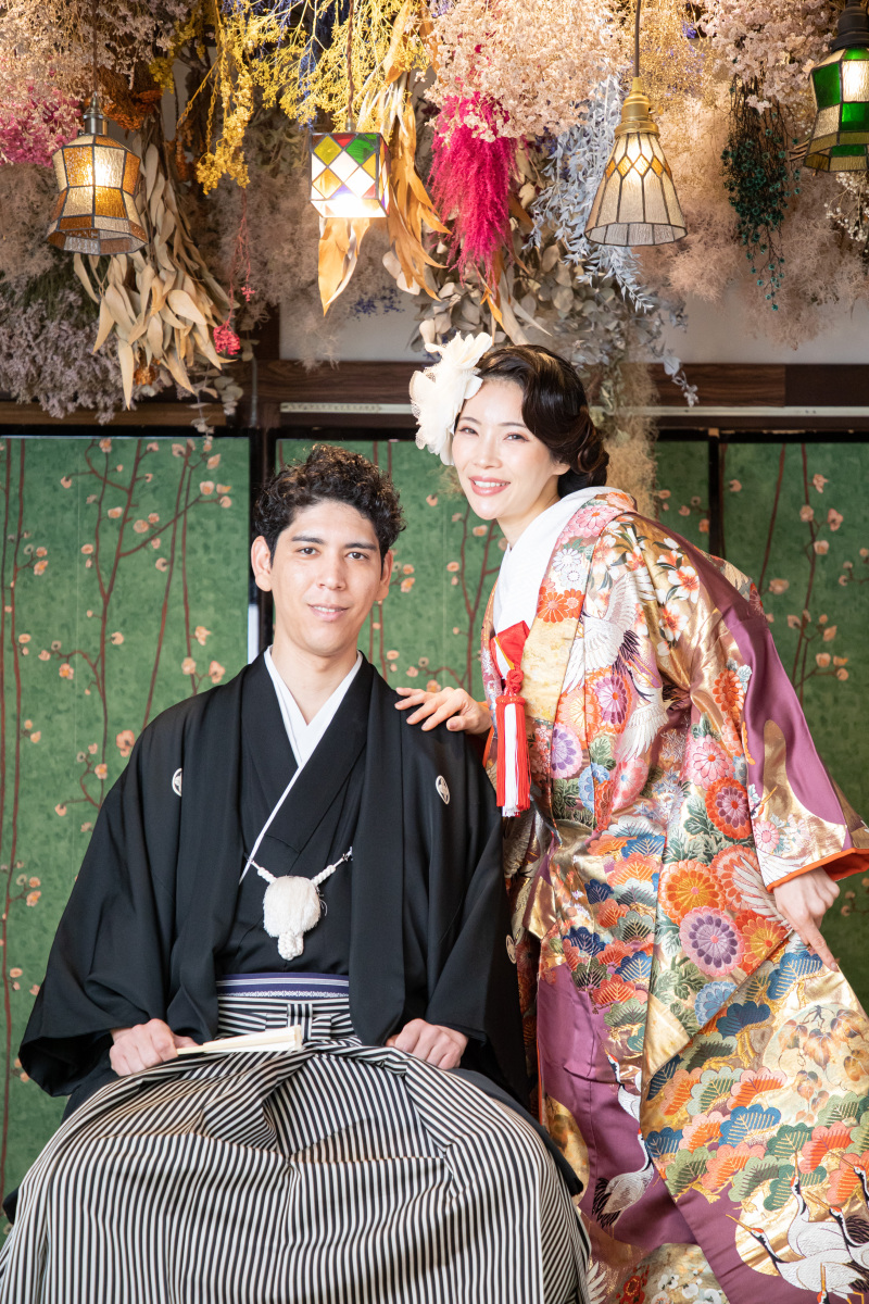 華やかなお着物でお花が飾られたお部屋での撮影！