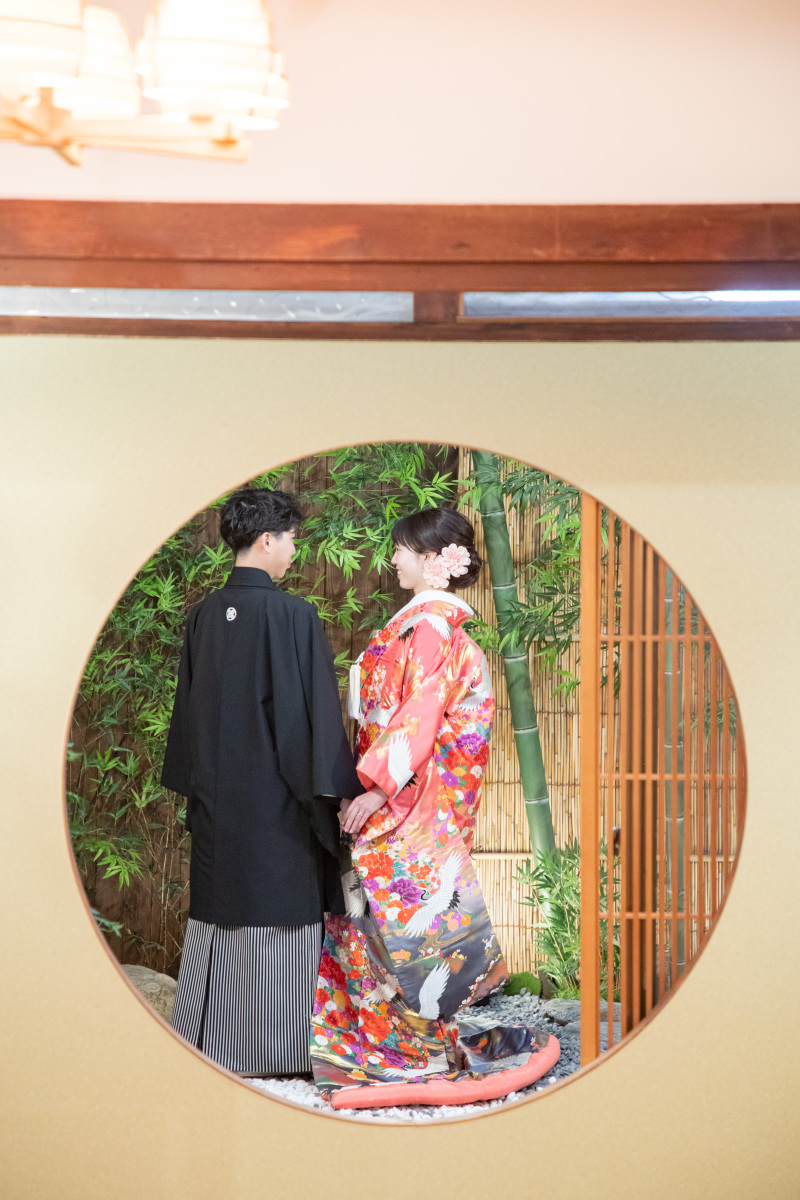 丸窓から見えるお二人