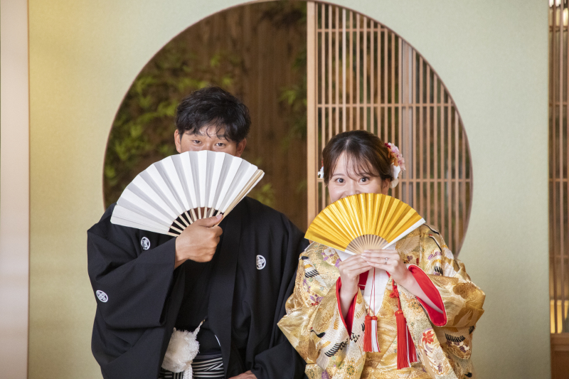 顔を隠して・・・