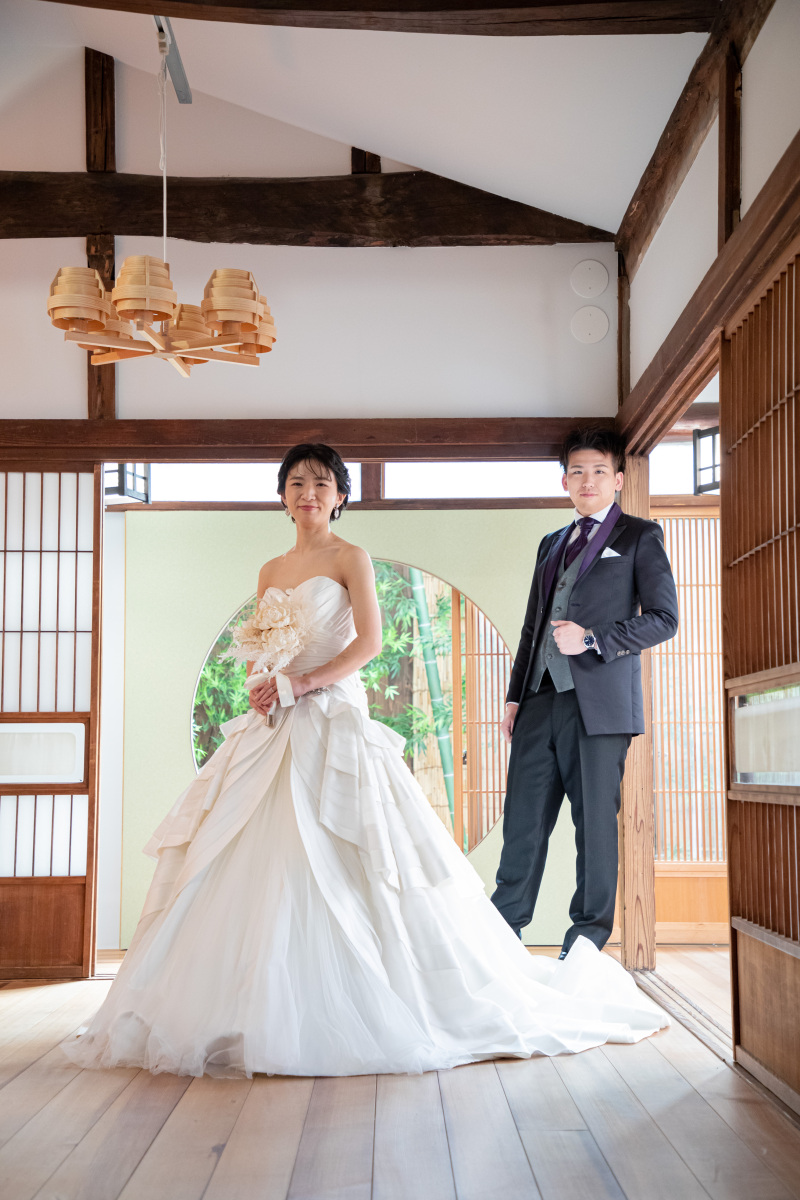 丸窓前での洋装撮影!