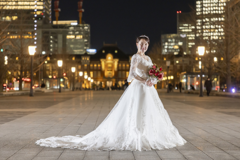 東京駅舎を背景に!