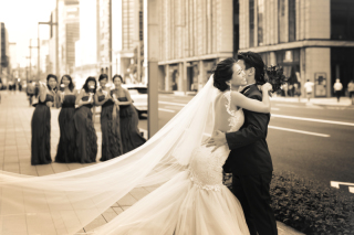 モノクロ写真は色が少ない分、その他の要素が際立ちますご友人様、ご家族様との撮影もできます。都会の中でみんなに祝福されながらのウエディングフォトは、街の雰囲気も写り素敵ですねモノクロ写真どうですか