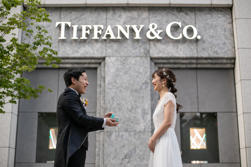 自然な笑顔が素敵ですね!ジュエリー店舗前での撮影もできます!プロポーズ風の写真で思い出を残しませんか?ジュエリー店舗前での撮影に興味があるお客様はお尋ねくださいませ。最適なロケ地をご案内します