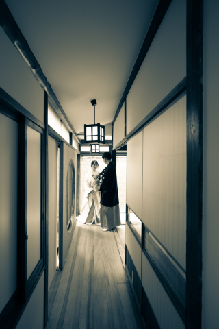 Sereno邸での和装撮影も素敵ですよ。一軒家丸ごと撮影スタジオにしており、なかなかこんな雰囲気の場所はございませんこの写真はモノクロ調で雰囲気を引き出してます。ほかの写真はフォトギャラリーへ！