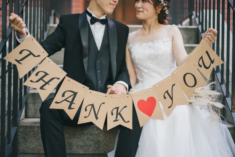 洋装は小物を使用した写真も素敵ですね。お二人の思い出の小物やガーランド、生花を用意されるかたも多いです。スタジオにはブーケや夫婦扇子、折り鶴のご用意もございます。お二人らしい写真を撮影しましょう