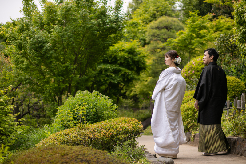 目白庭園での写真です。和装は着る機会も少ないので、ご結婚のタイミングが最適ですね!!日本特有の庭園で写真を残しましょう!!日本庭園により雰囲気が違いますので、詳しくはお問い合わせください!☆彡