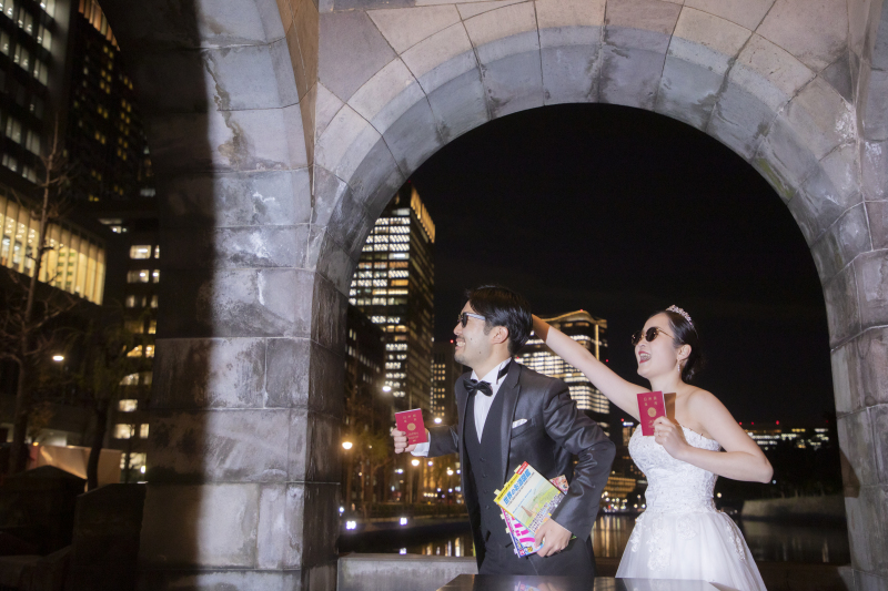 ナチュラルな雰囲気の撮影を心がけています。まじめなお写真も撮りつつ、お話ししているような自然なお二人も撮らせてください!お二人の思い出の品などをお持ち込み頂くと、その小物を活かした撮影もいたします!