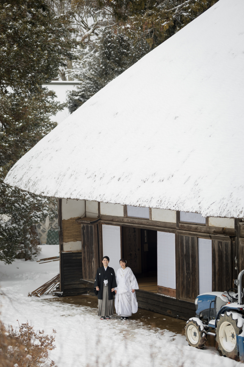 茅葺き屋根の下で