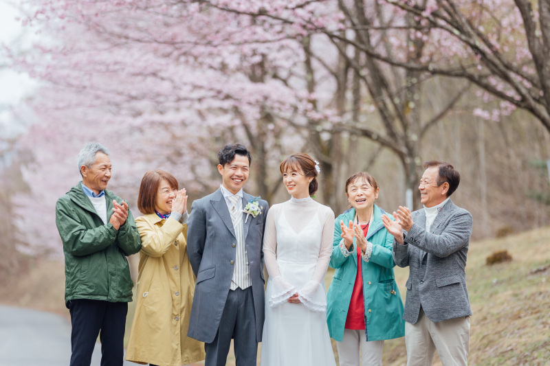 桜並木でご家族と