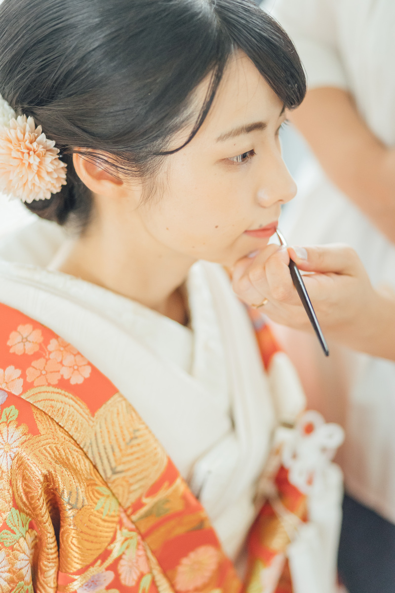 神殿間近の支度部屋でお着替え