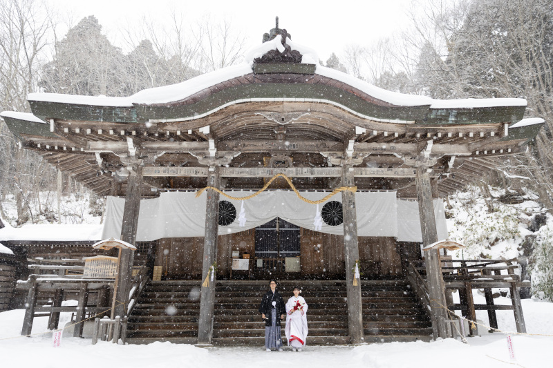 雪の降る戸隠神社で