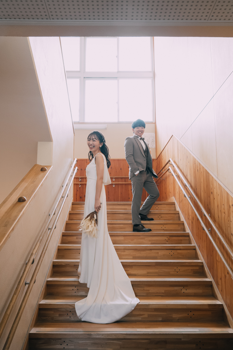 日差しが差し込む階段で