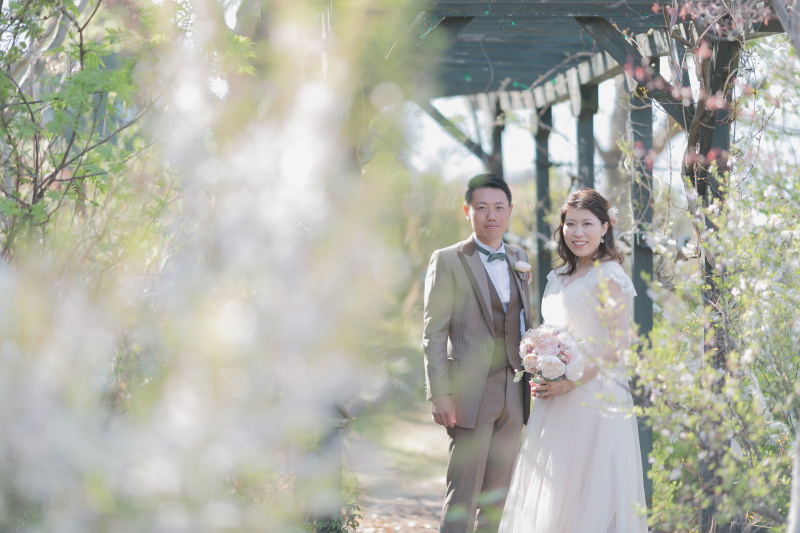 ドレスは小花が咲き始めるガーデンで