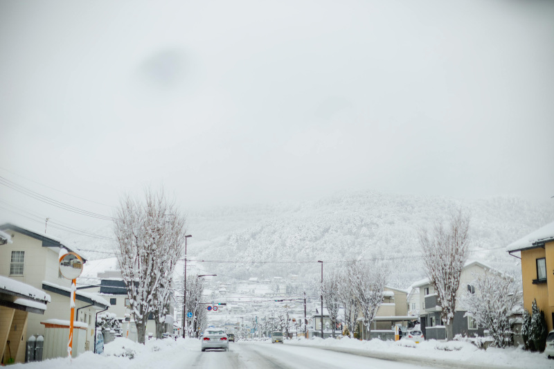 雪景色の善光寺を目指して