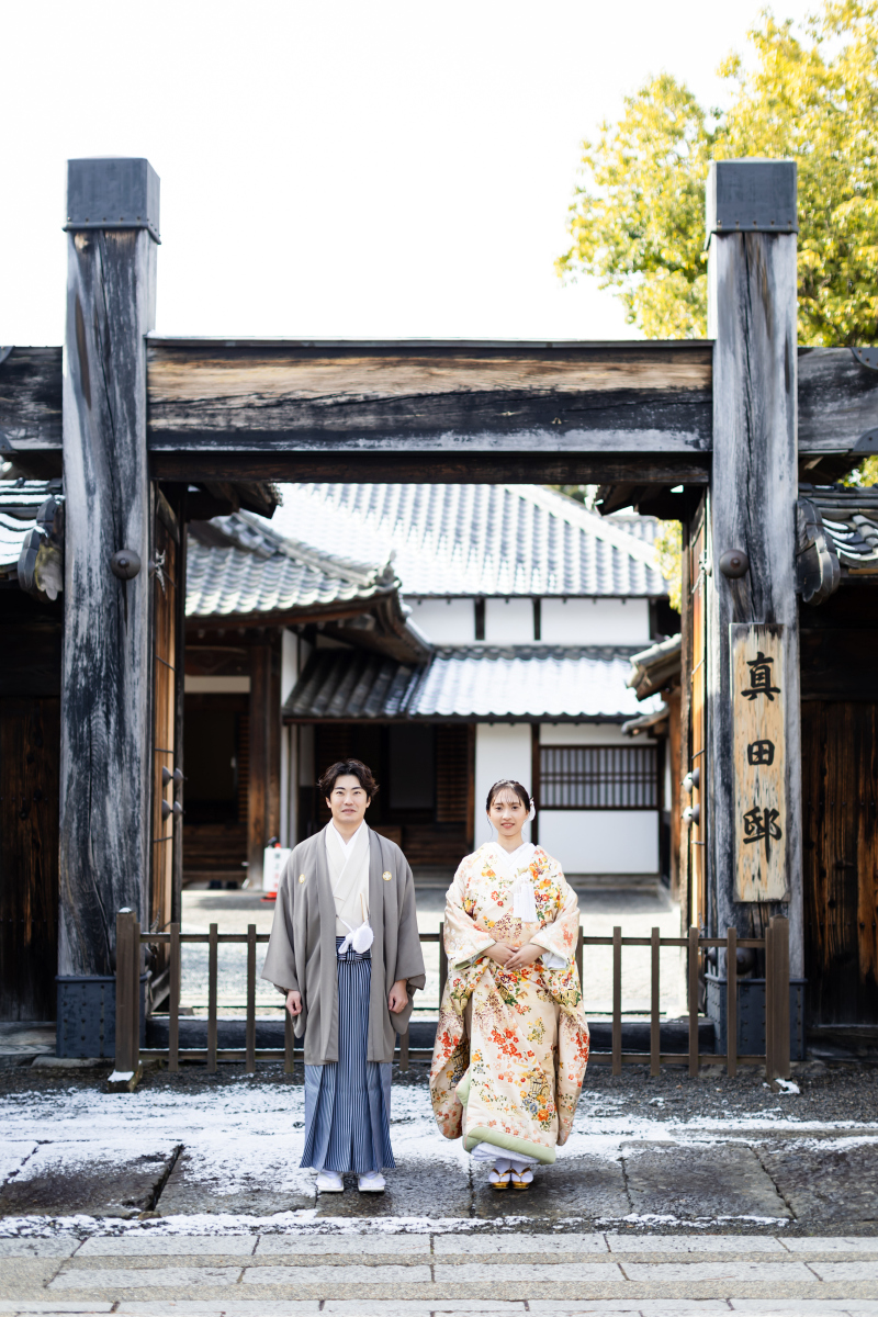 真田邸の門の前で