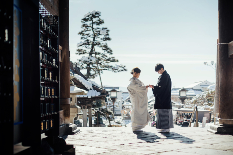 日差しの暖かな場所で指輪交換