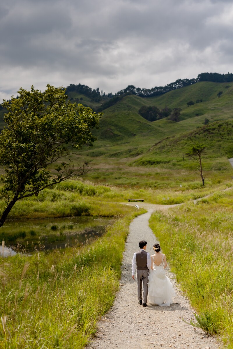 続く道を歩くお二人