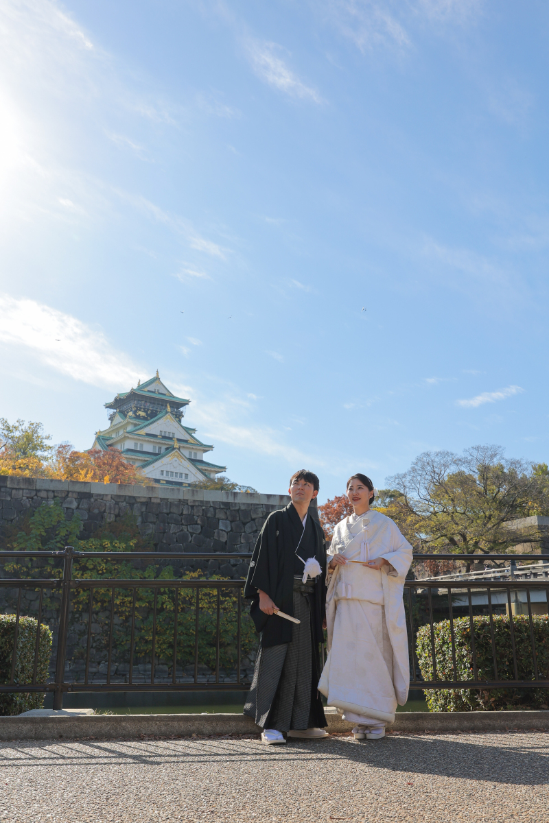 大阪城を背景に