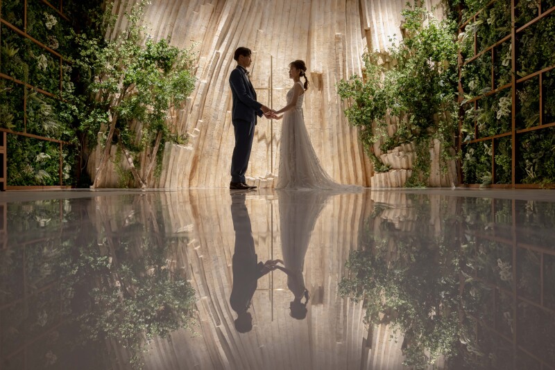 チャペルでのシルエットをうまく使用した一枚