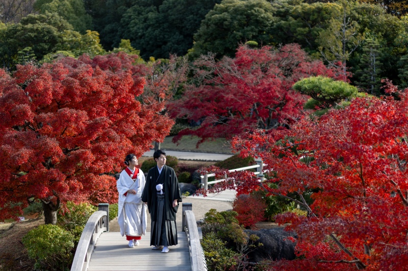 手を繋ぎながら・・・