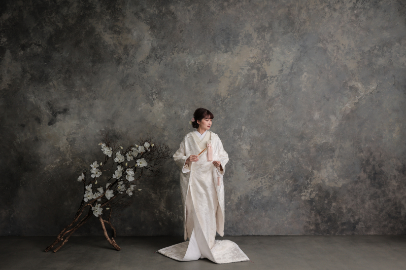 グレーの壁を背景にモダンな雰囲気の一枚