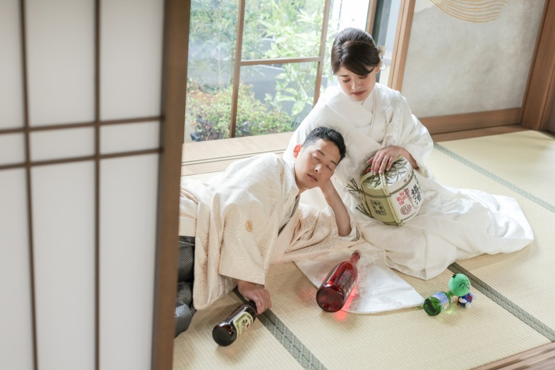 屋内庭園でくつろいでる自然な姿