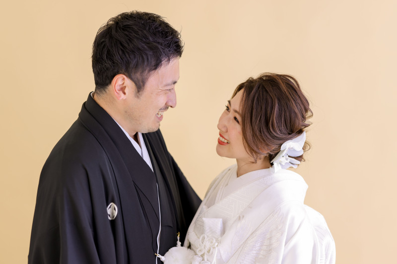 シンプルなバック紙で自然なお二人