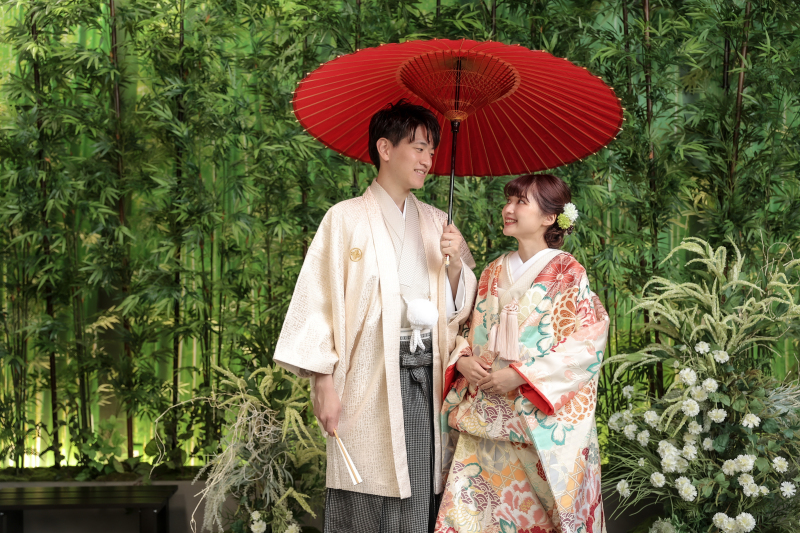 番傘が美しく映える和装らしいカット