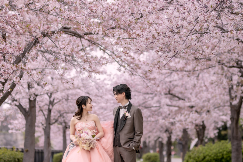 桜並木の中で微笑み合うお二人がとっても素敵♪