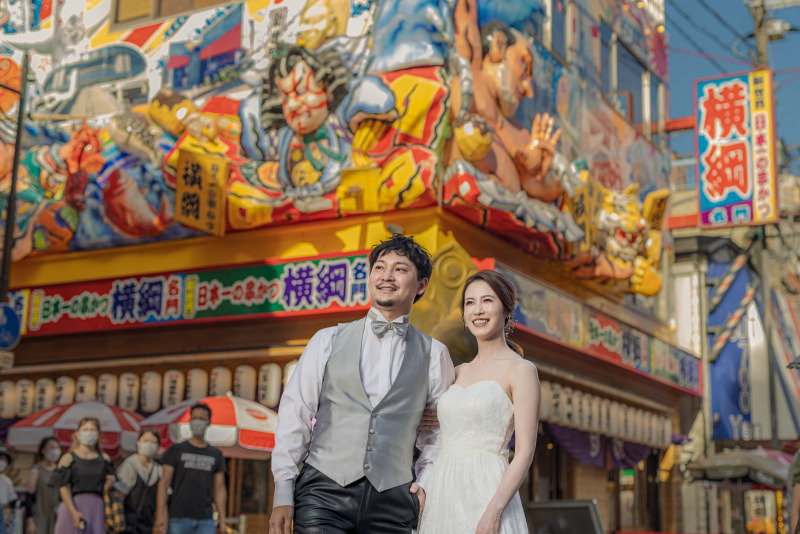 自然の光が二人の姿を彩るワンシーン