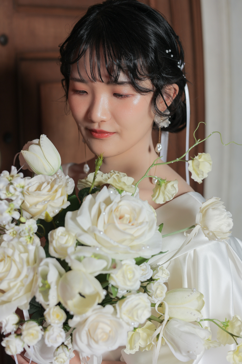 ウェディングドレスには白いブーケ