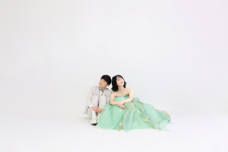 座ったショットも。