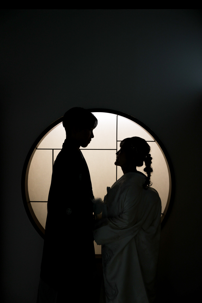 丸窓に浮かぶ二人の影