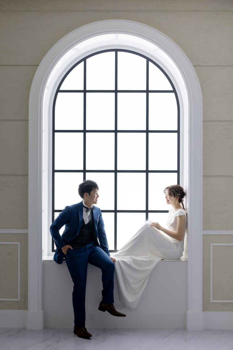 大きな窓から差し込む光がお二人を照らします