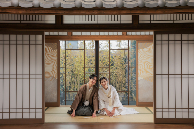 日本家屋で正座ショット