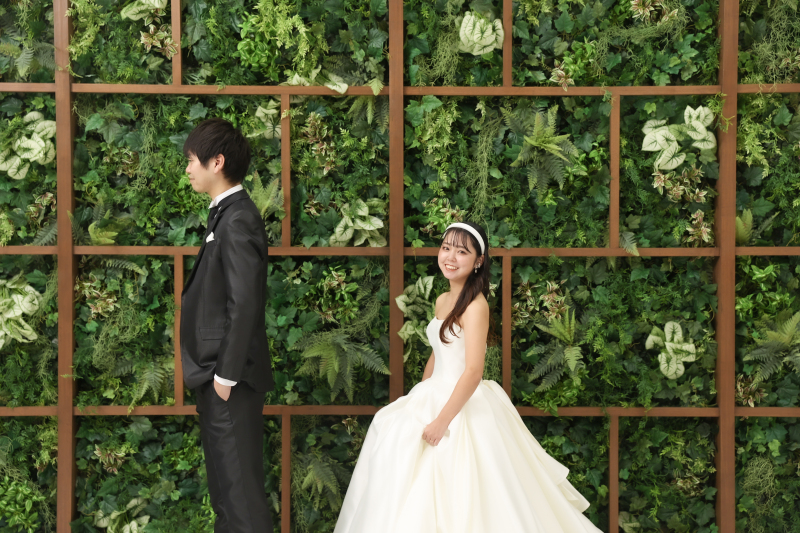 新婦さまが後ろから歩み寄るストーリー風の一枚♪