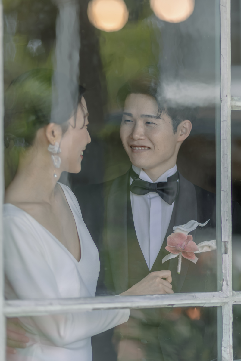 窓越しに覗くお二人