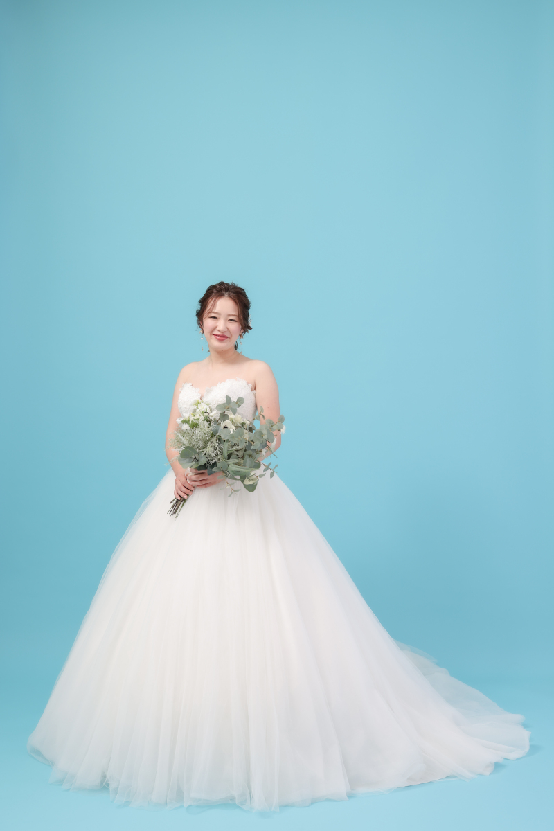 シンプルな背景での新婦さまのソロカット
